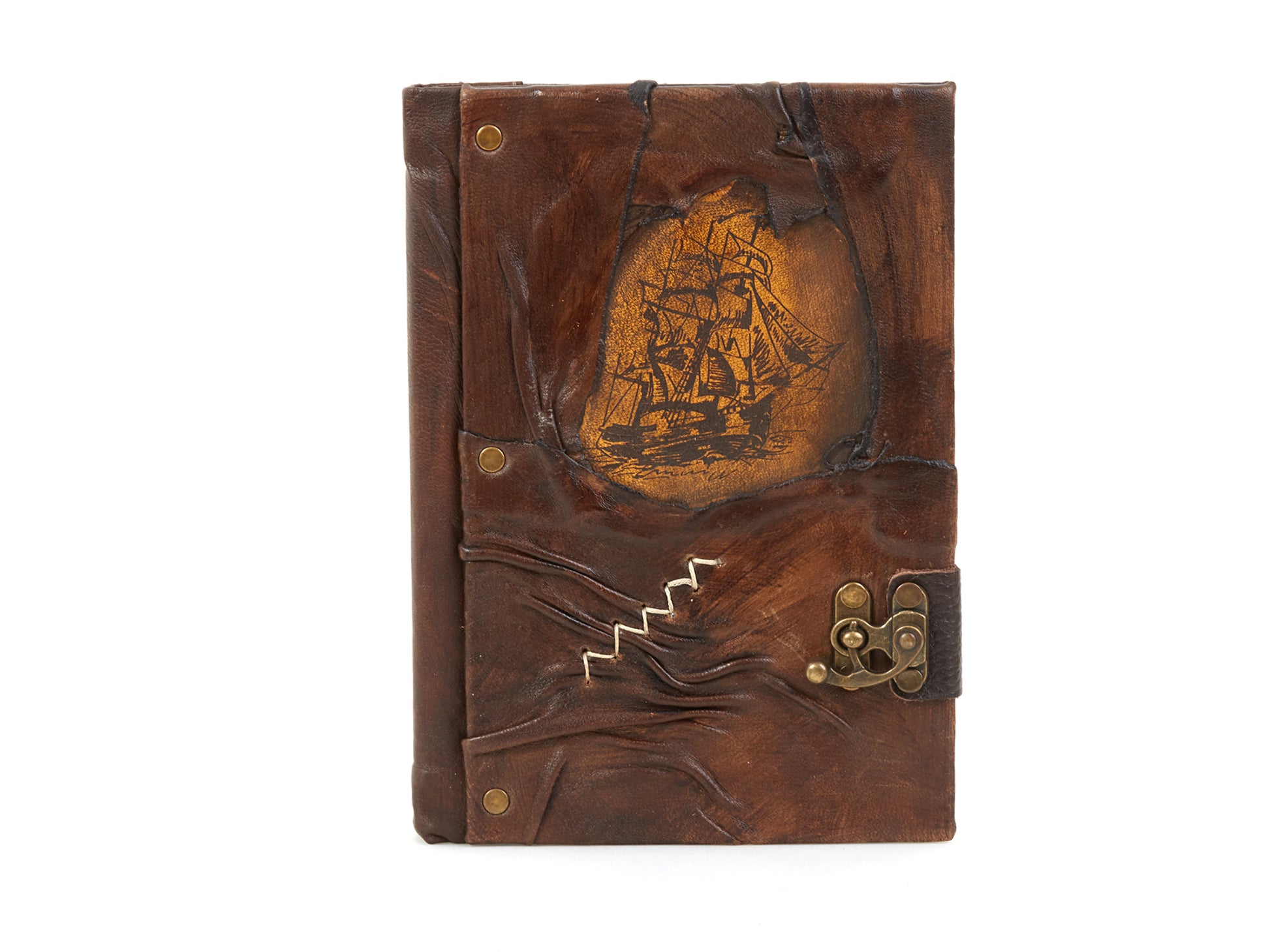 Carnet en cuir brun avec motif voilier gravé doré et fermeture à lanière.