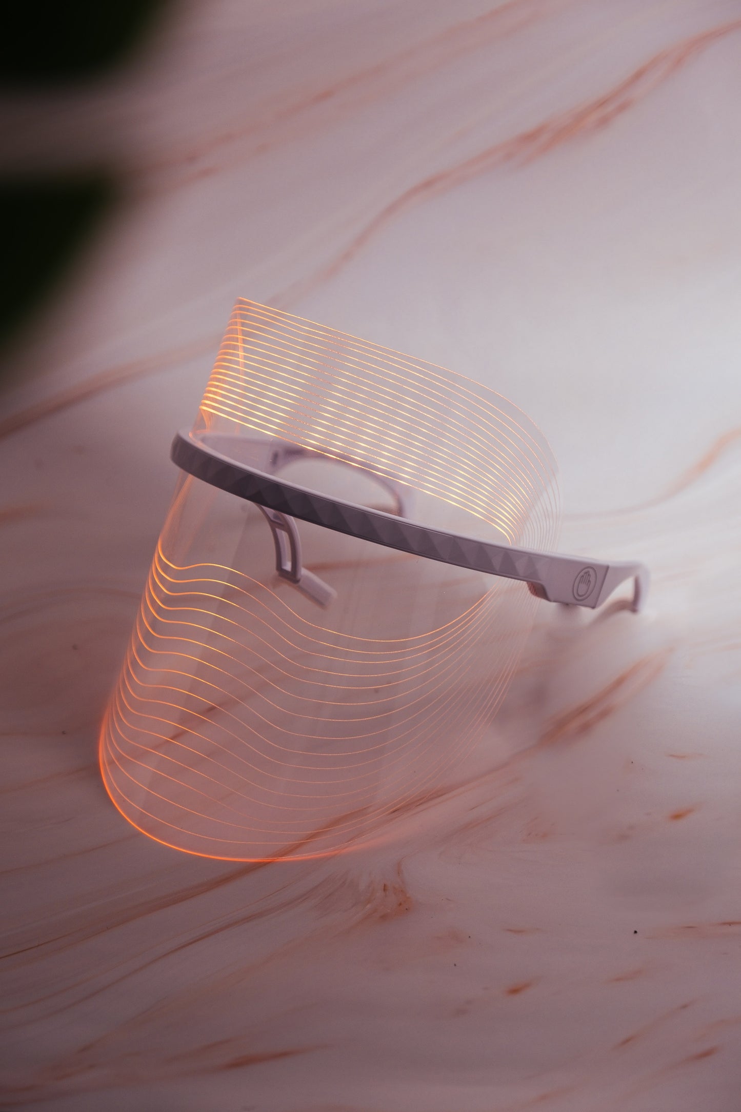 Masque LED pour le visage transparent, bandeau gris, lignes lumineuses orange, vue de face