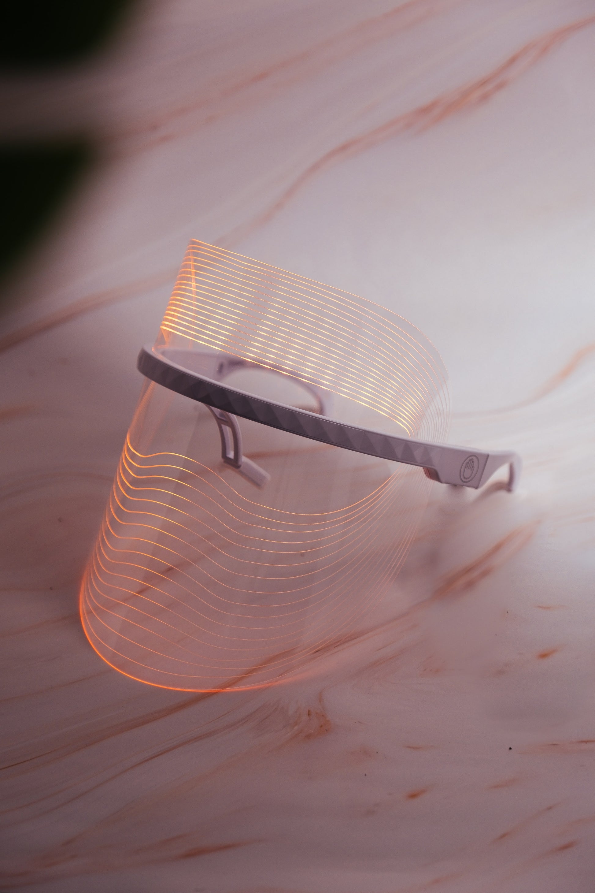 Masque LED pour le visage transparent, bandeau gris, lignes lumineuses orange, vue de face