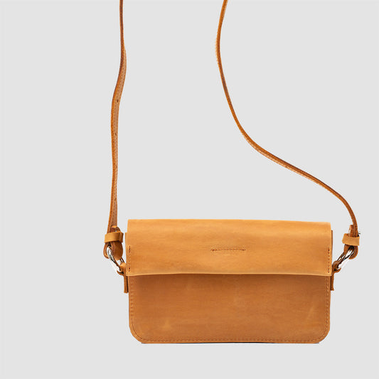 Sac bandoulière en cuir orange à rabat, bandoulière longue et fermoirs latéraux.