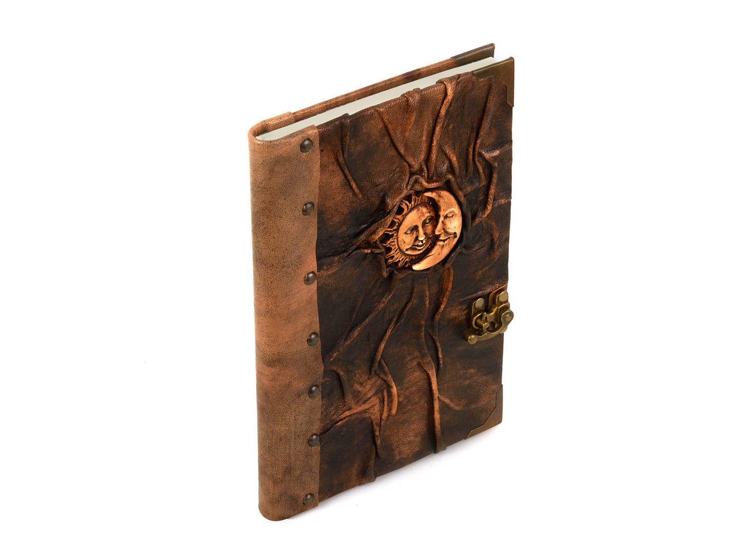 Carnet en cuir brun, vue de côté avec rabats et loquet de fermeture