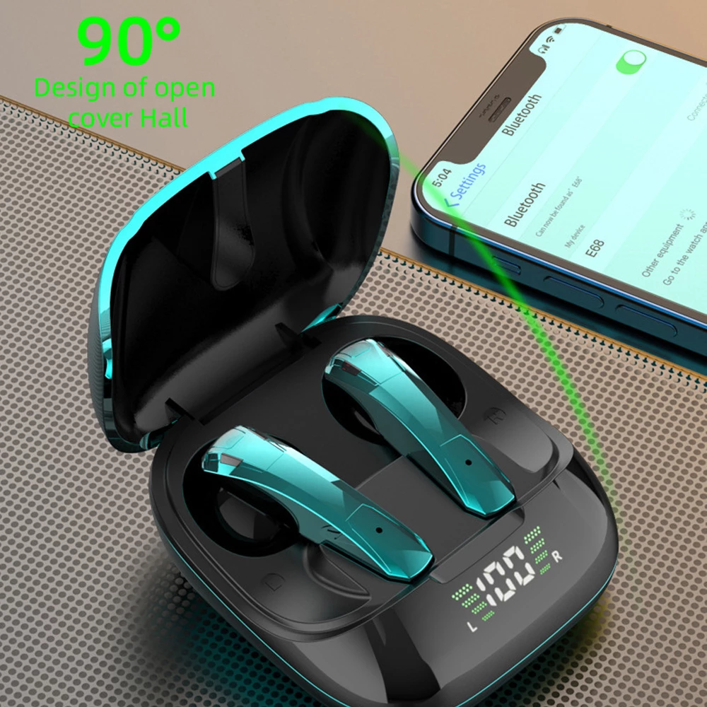 Écouteurs TWS turquoise et noirs dans un étui de charge ouvert