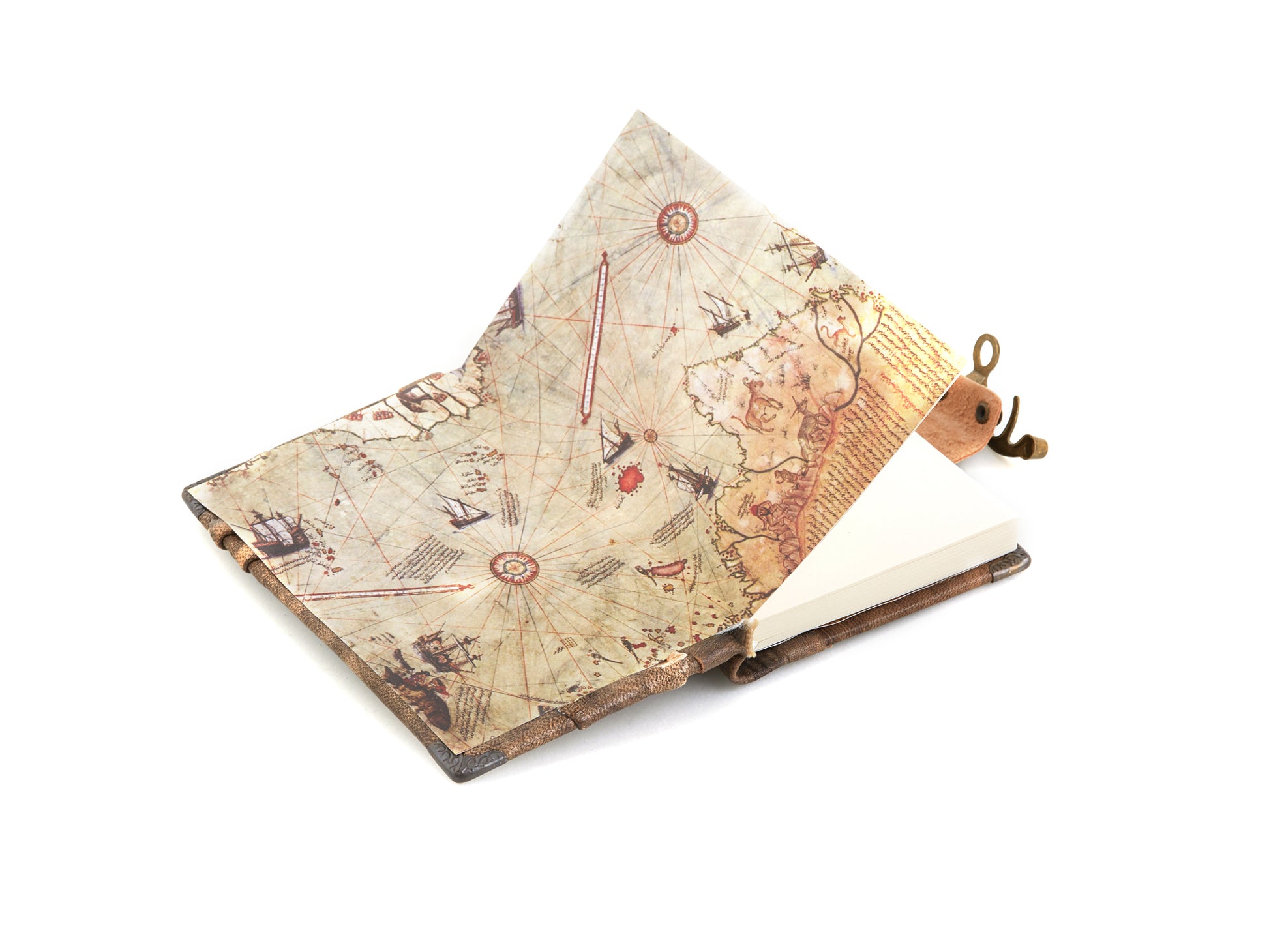 Carnet ouvert avec pages crème imprimées cartes, couverture beige et petite lanière.
