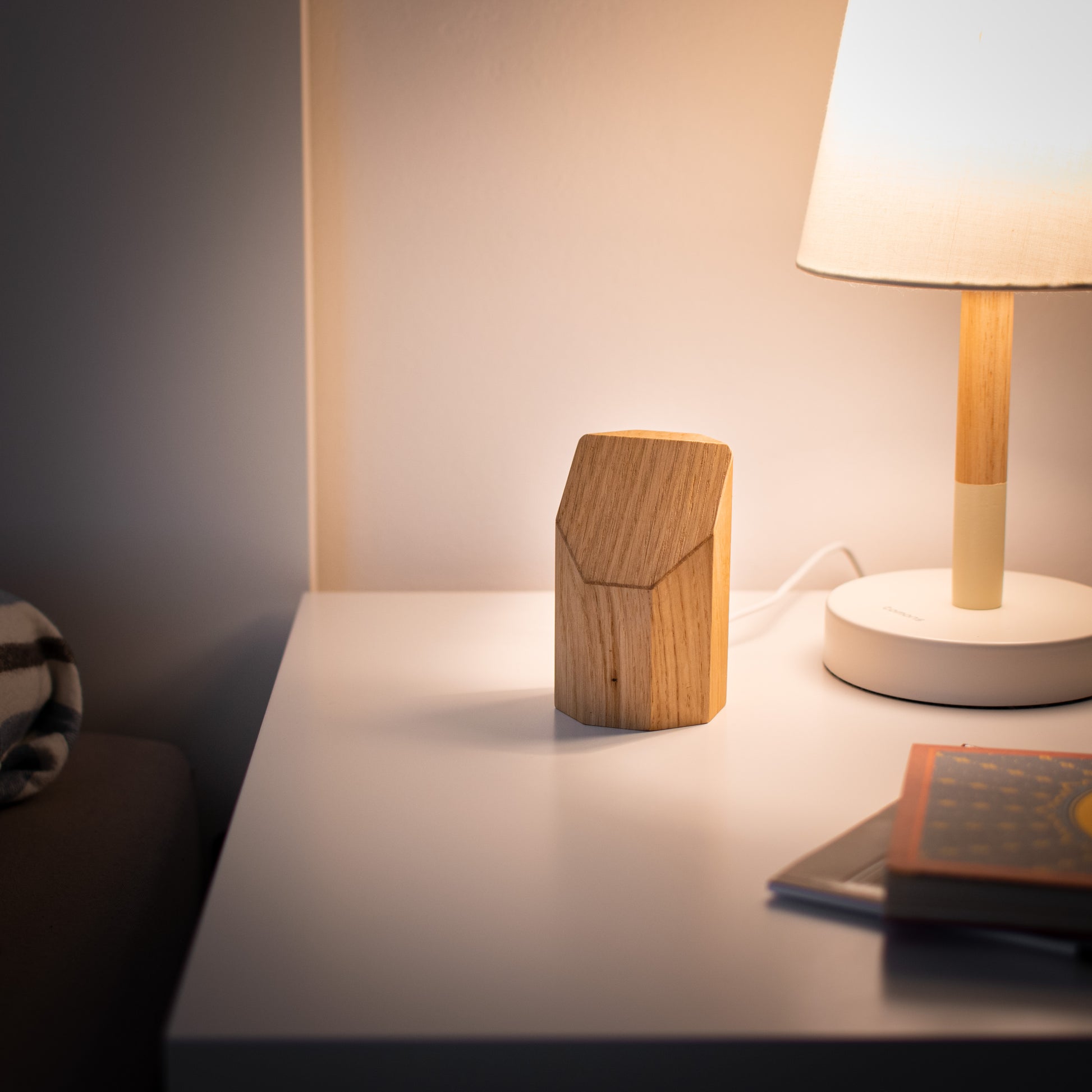 Chargeur sans fil sur socle en bois de chêne, téléphone posé