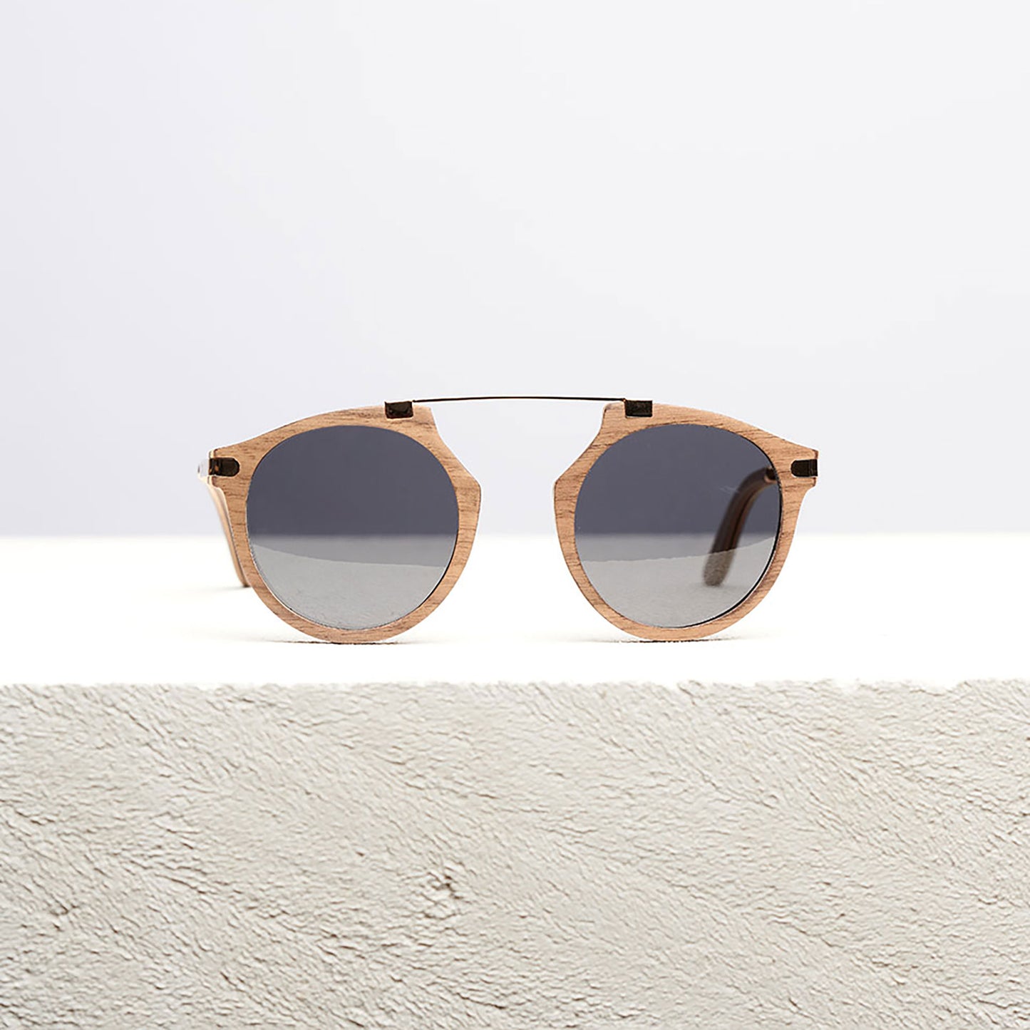 Lunettes de soleil rondes en bois clair, pont et branches décorées, verres foncés