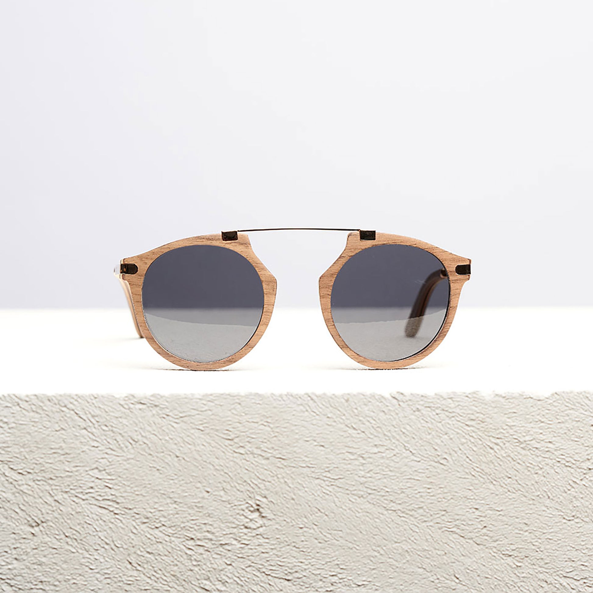 Lunettes de soleil rondes en bois clair, pont et branches décorées, verres foncés