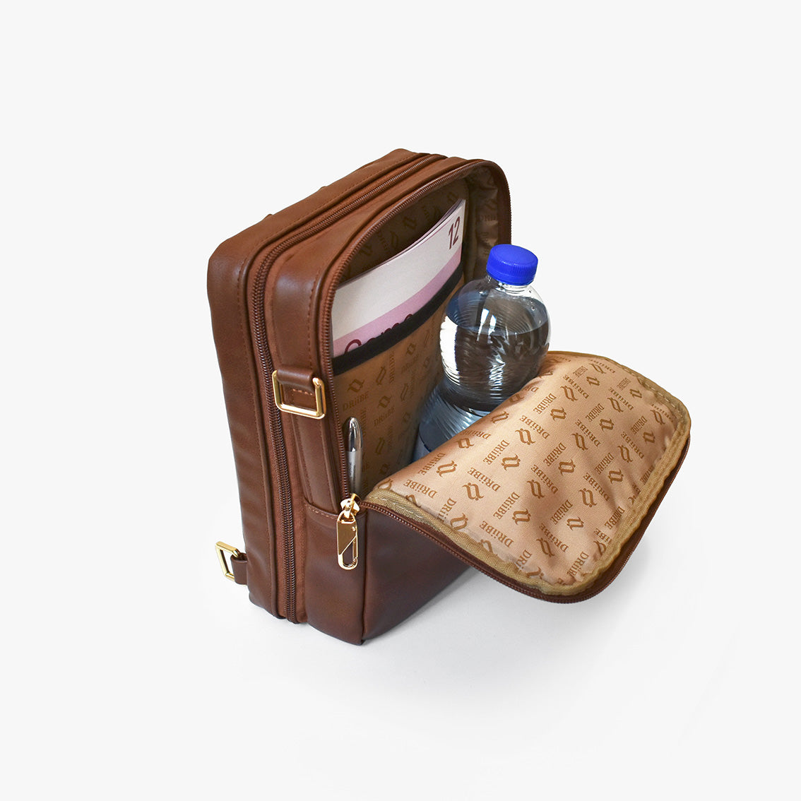 Mini sac marron ouvert, compartiment intérieur et pochette à motifs, avec bouteille.