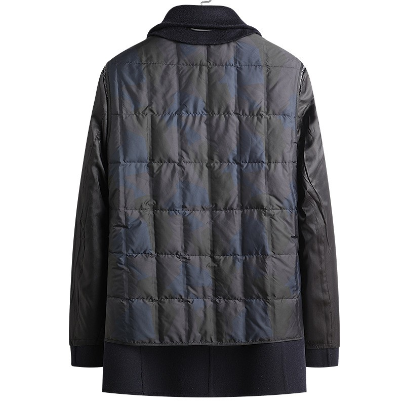 Manteau homme en laine sombre, vue de dos, doublure matelassée à l’intérieur.