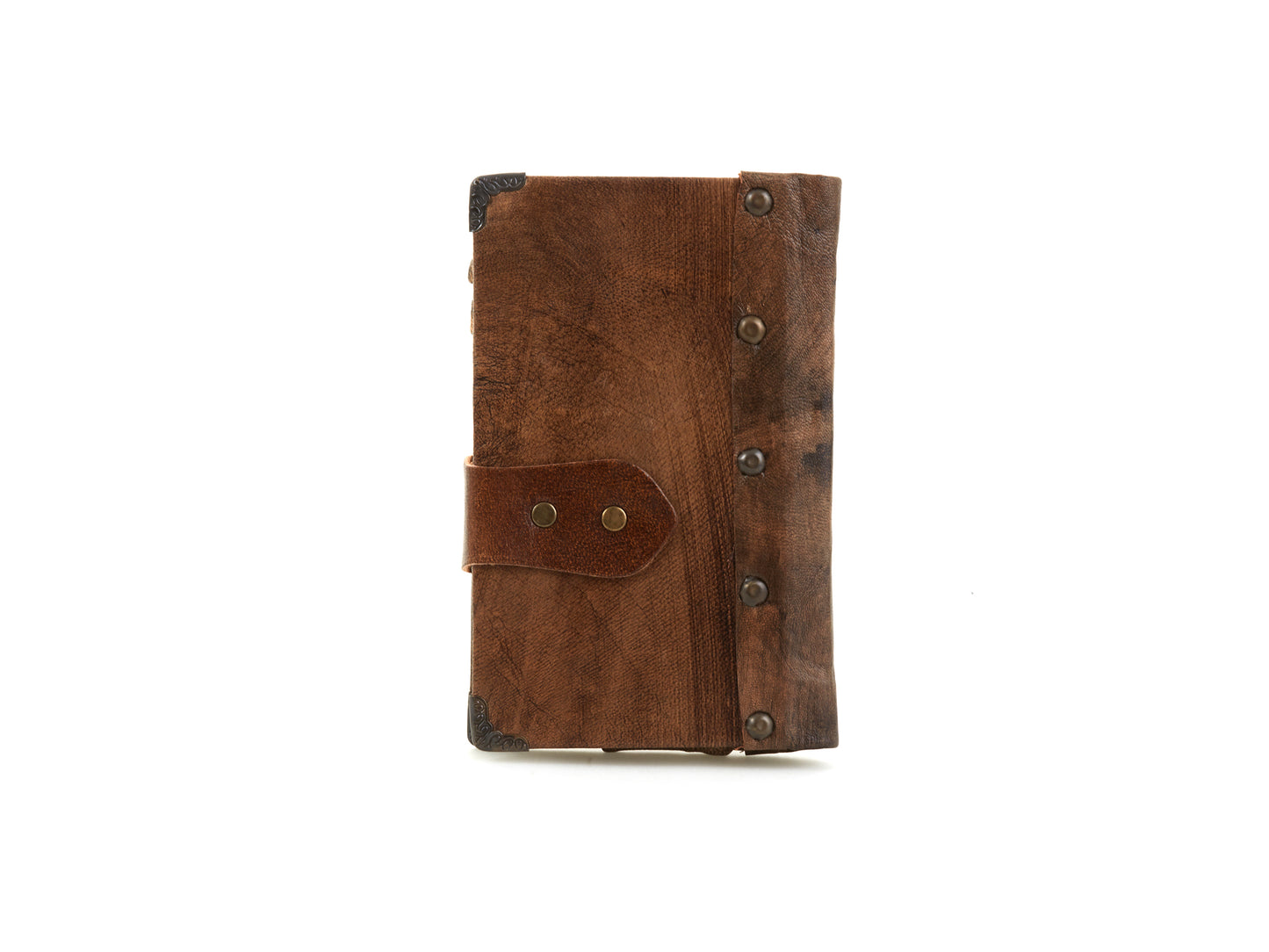 Carnet en cuir artisanal brun avec rabat et poche, rivets métalliques.
