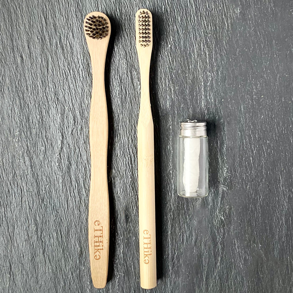 2 brosses à dents en bambou avec tête noire et petit flacon de rangement