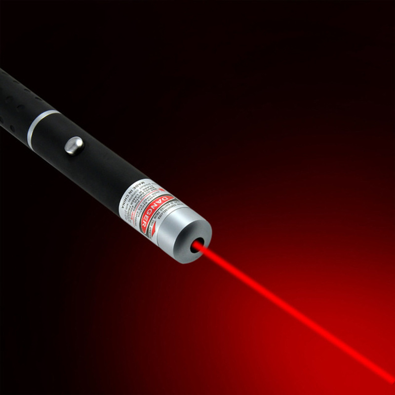 Pointeur laser rouge en aluminium noir, faisceau rouge projeté depuis l’extrémité