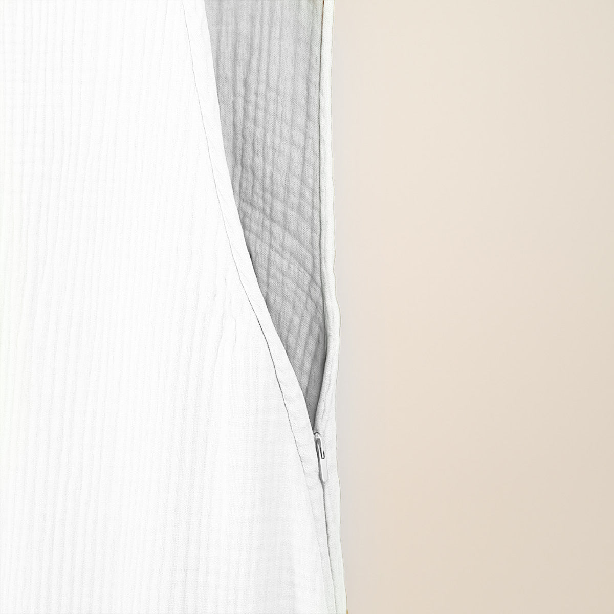 Gigoteuse en mousseline blanche, détail zip et intérieur gris clair