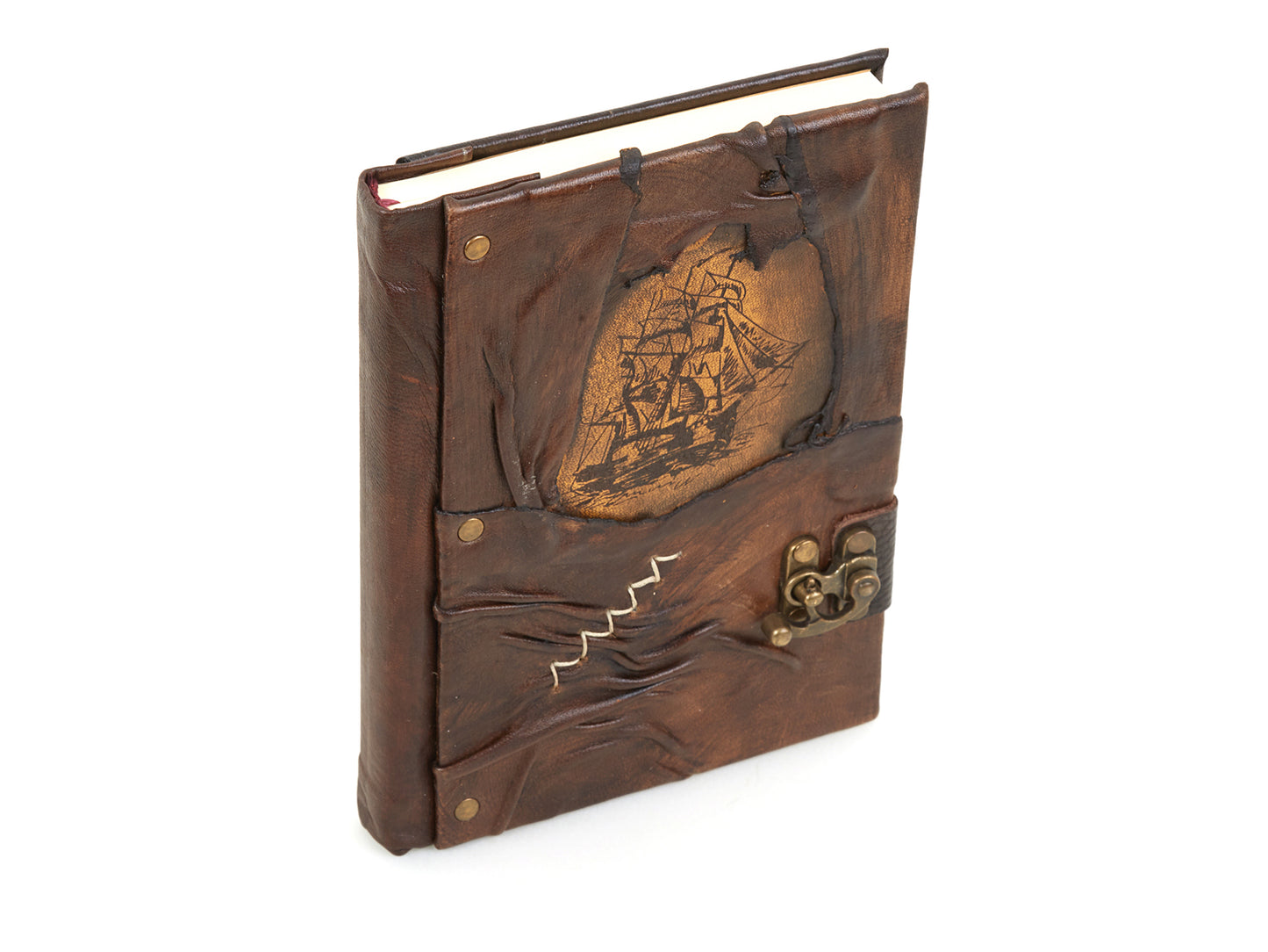 Carnet en cuir brun, motif voilier gravé doré et fermoir métallique en forme d’anneaux.