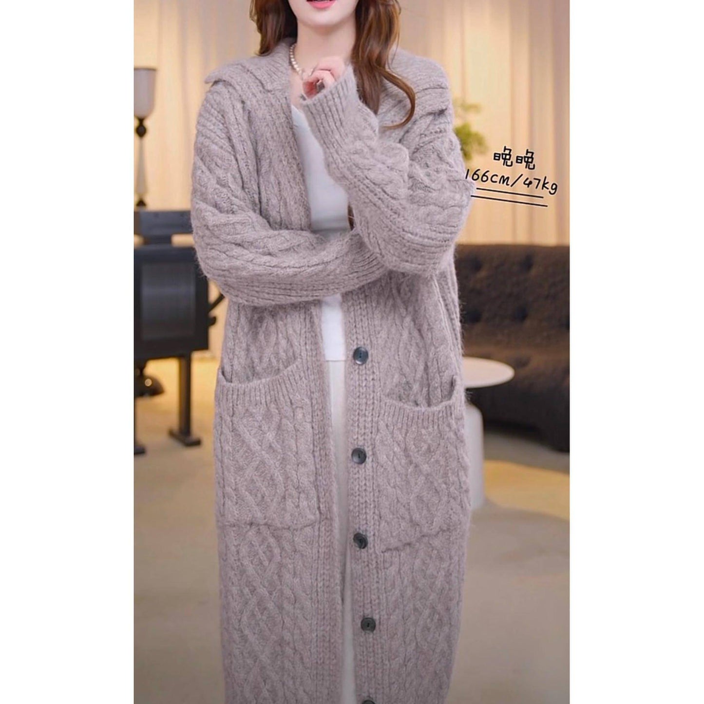 Cardigan long tricot gris clair, patte boutonnée, poches plaquées, col montant