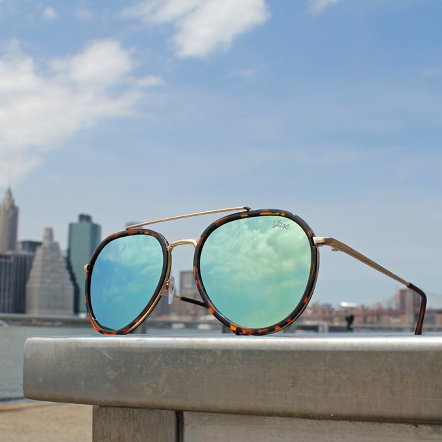 Lunettes de soleil unisexe monture havane métal, vue de côté et branches fines