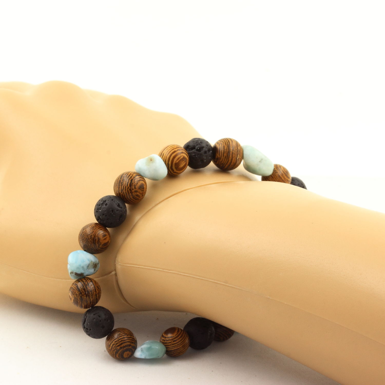 Bracelet perles femme bois et pierre de lave avec larimar bleu clair, porté au poignet