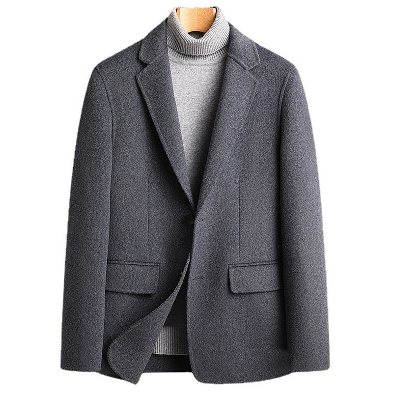 Manteau homme en laine grise boutonné, deux poches plaquées et revers crantés.