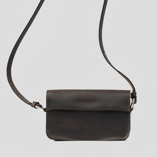 Sac bandoulière en cuir brun foncé, rabat et fermeture à boucle métallique