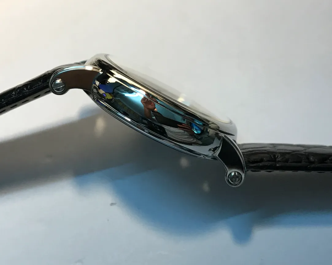 Montre homme fond de boîtier ouvert, mouvement apparent, bracelet cuir noir