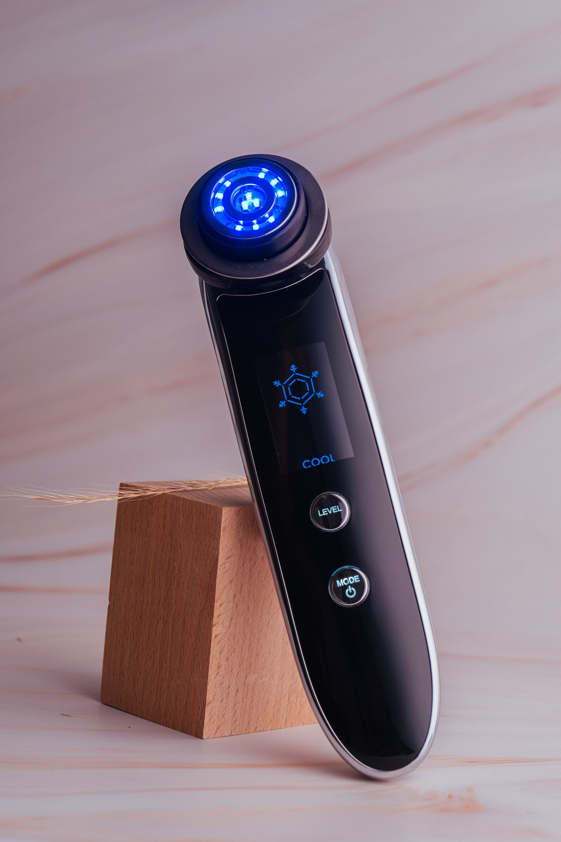 Wand de radiofréquence COCOON SKIN noire, LED bleue sur la tête circulaire