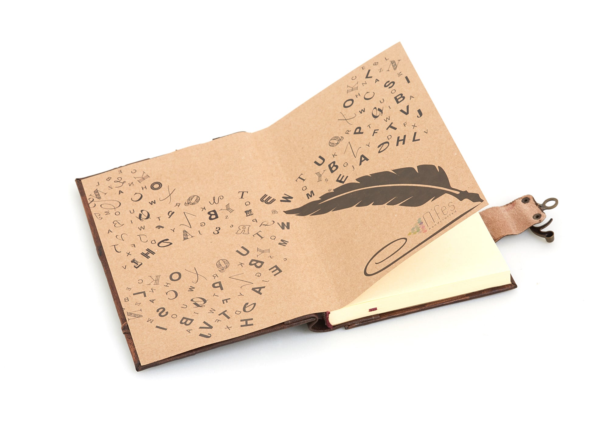 Journal en cuir brun ouvert, pages crème vierges et motif de loup sur la couverture