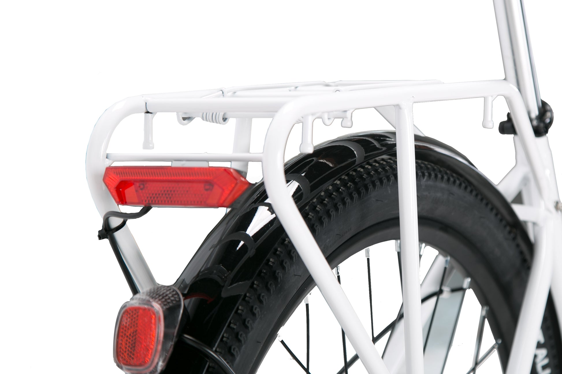 Support arrière et feu rouge d’un vélo électrique CYSUM blanc