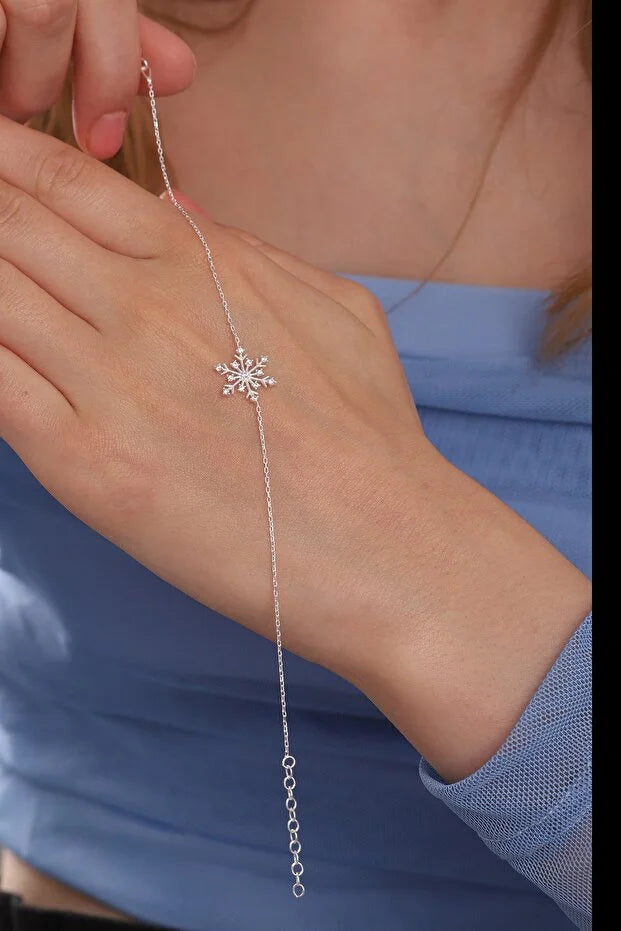 Bracelet en argent 925 à motif flocon, chaînette à maillons et pendentif.