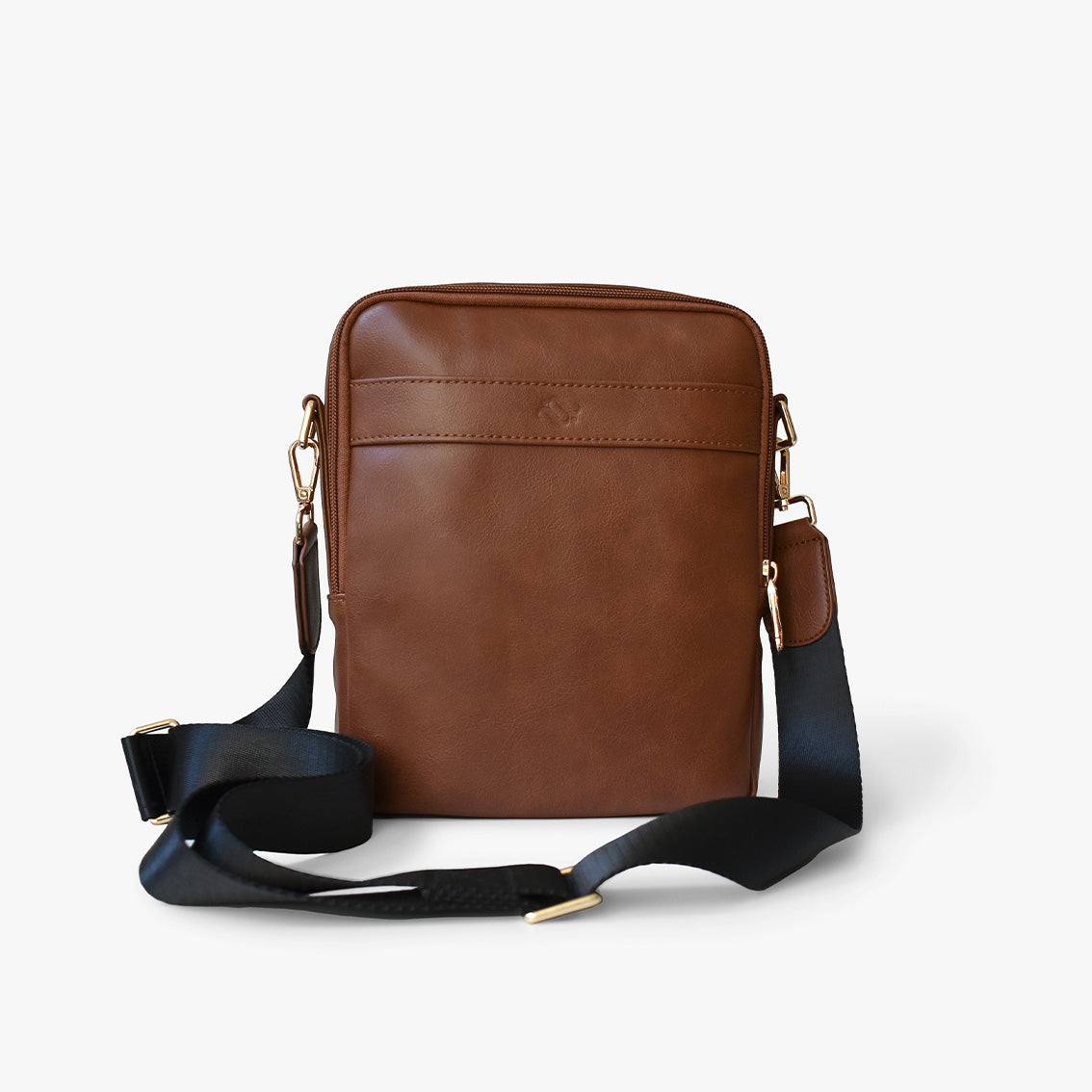 Mini sac marron à bandoulière, fermeture éclair, anses et sangle réglable.