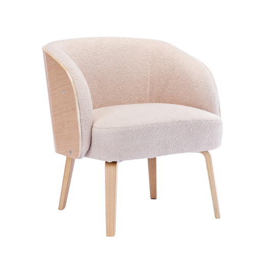 Fauteuil beige en laine d’agneau, accoudoirs incurvés et pieds en bois.