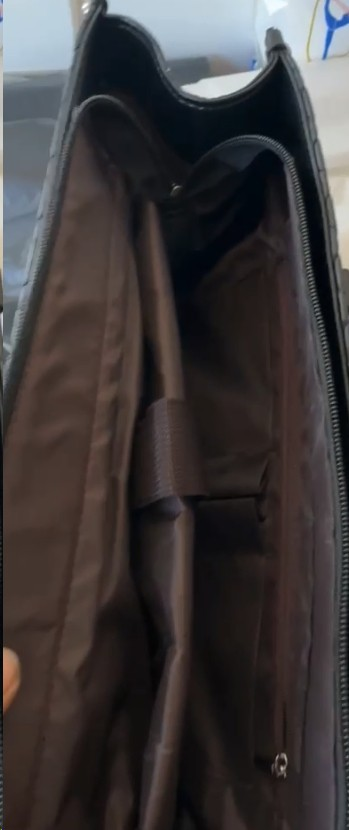 Intérieur du sac cabas isotherme, doublure sombre, poche et fermeture éclair