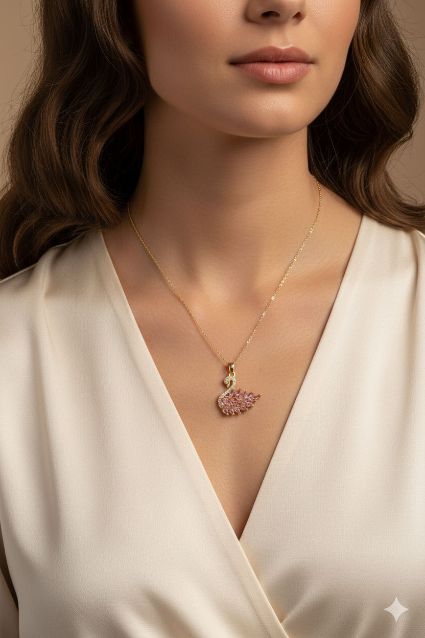 Collier à pendentif cygne rose sur chaîne dorée, porté au cou