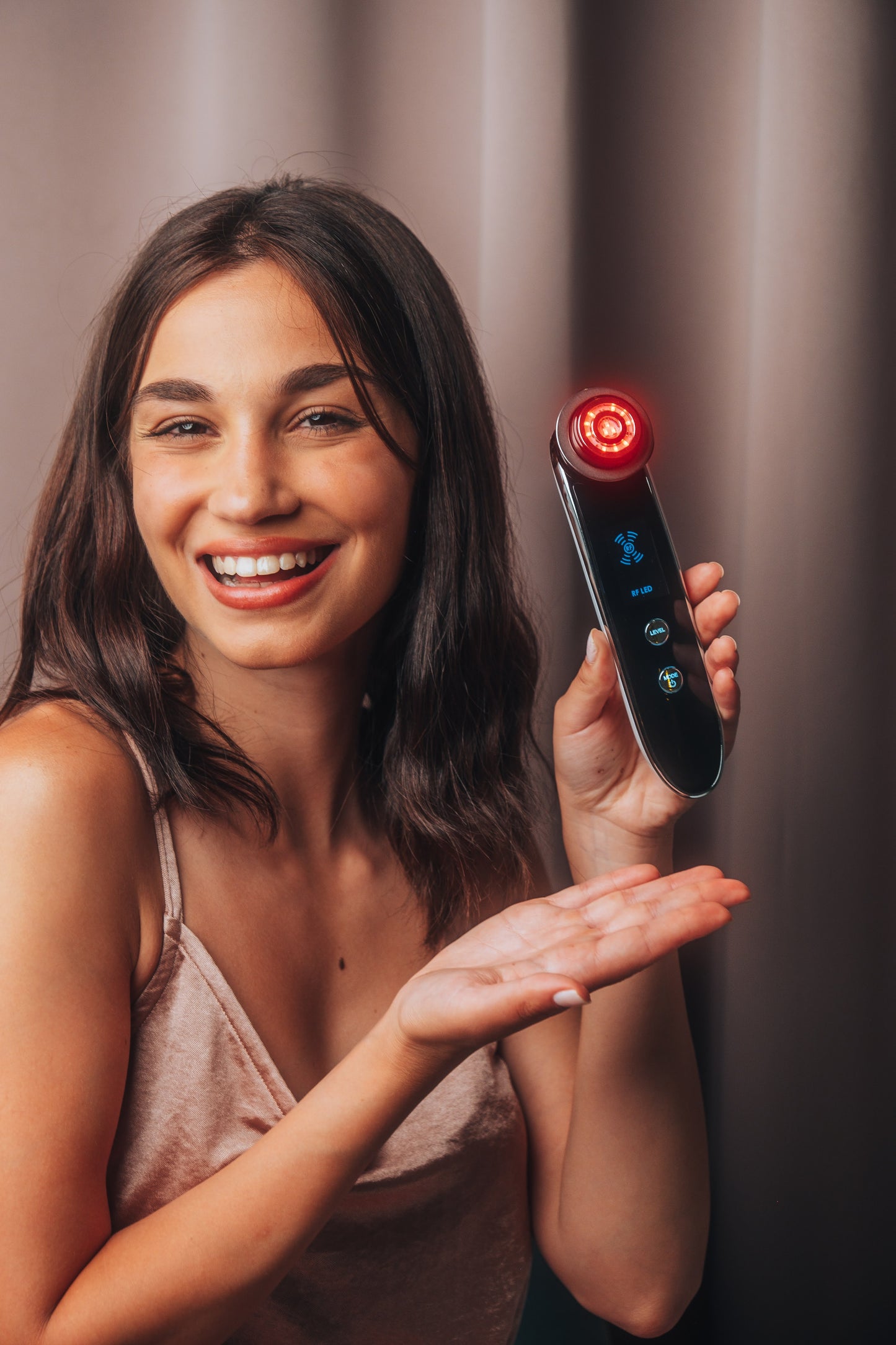 Wand de radiofréquence COCOON SKIN tenue en main, LED rouge sur la tête