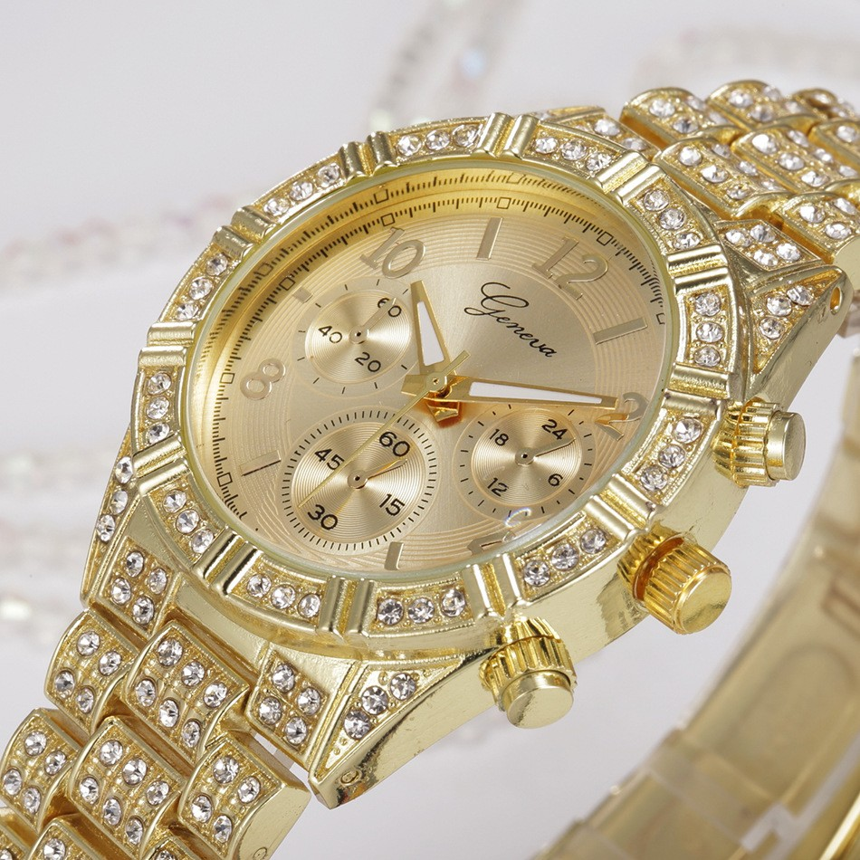 Montre femme or à cadran crème, chronographe à trois compteurs, bracelet serti.