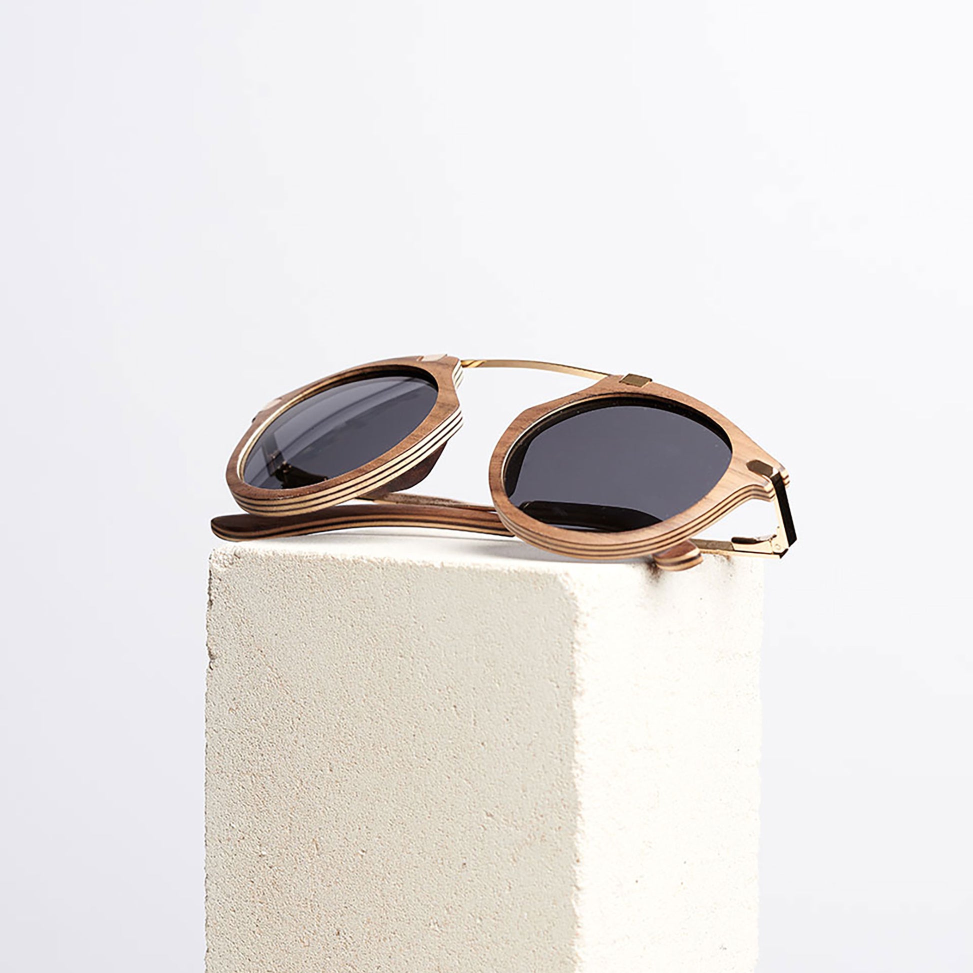 Lunettes de soleil rondes en bois clair, vue de côté, verres foncés