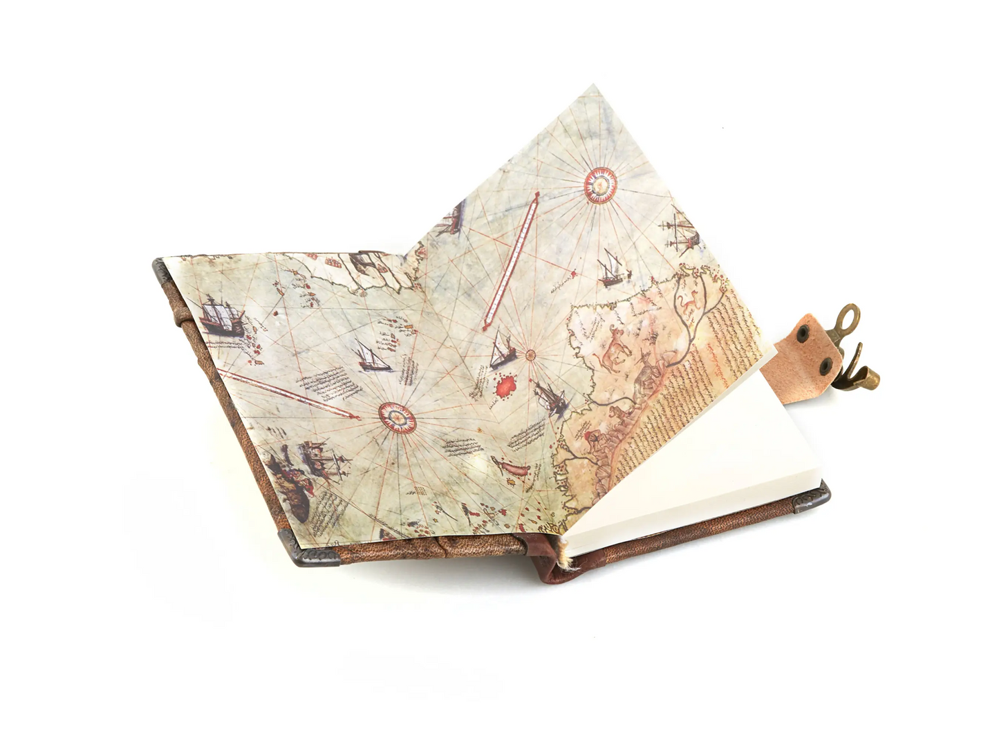 Carnet en cuir brun ouvert, pages à motif carte, lanière avec bouton-pression