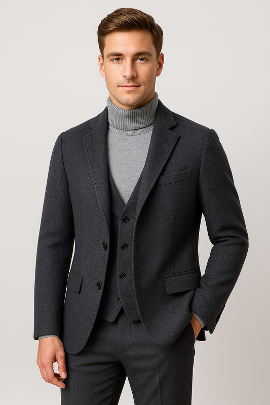 Manteau homme slim en laine foncée, boutonnage central et poches plaquées.