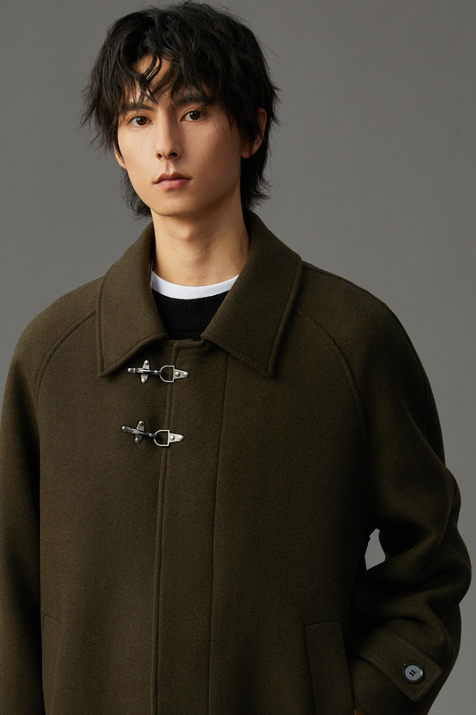 Manteau long en laine kaki, col large, fermeture à boutons duffle, poches plaquées.