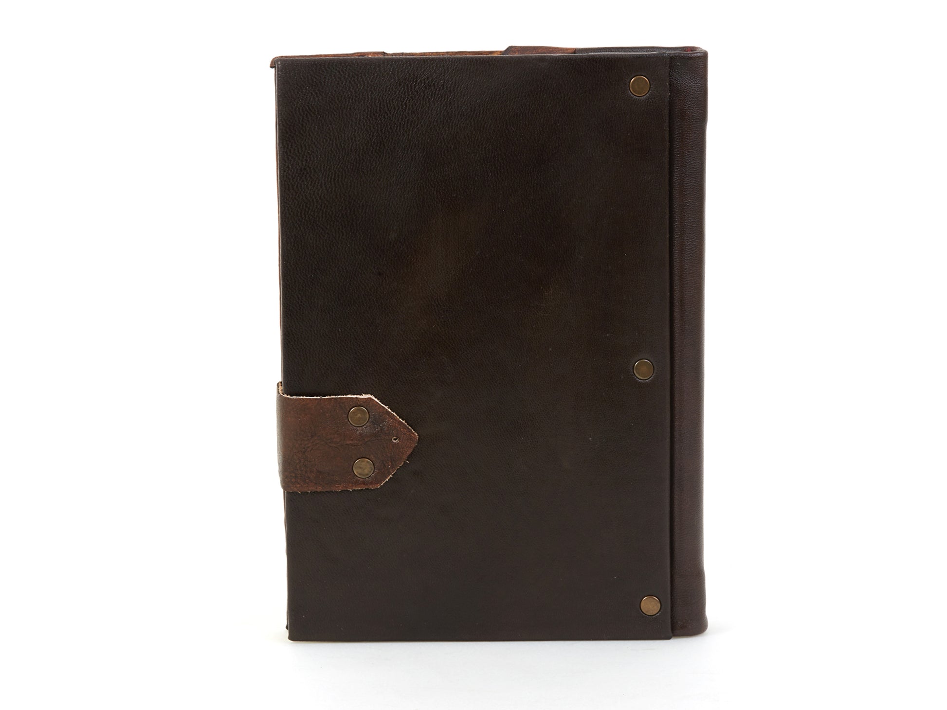 Carnet en cuir marron foncé, couverture arrière avec rivets et languette en cuir.
