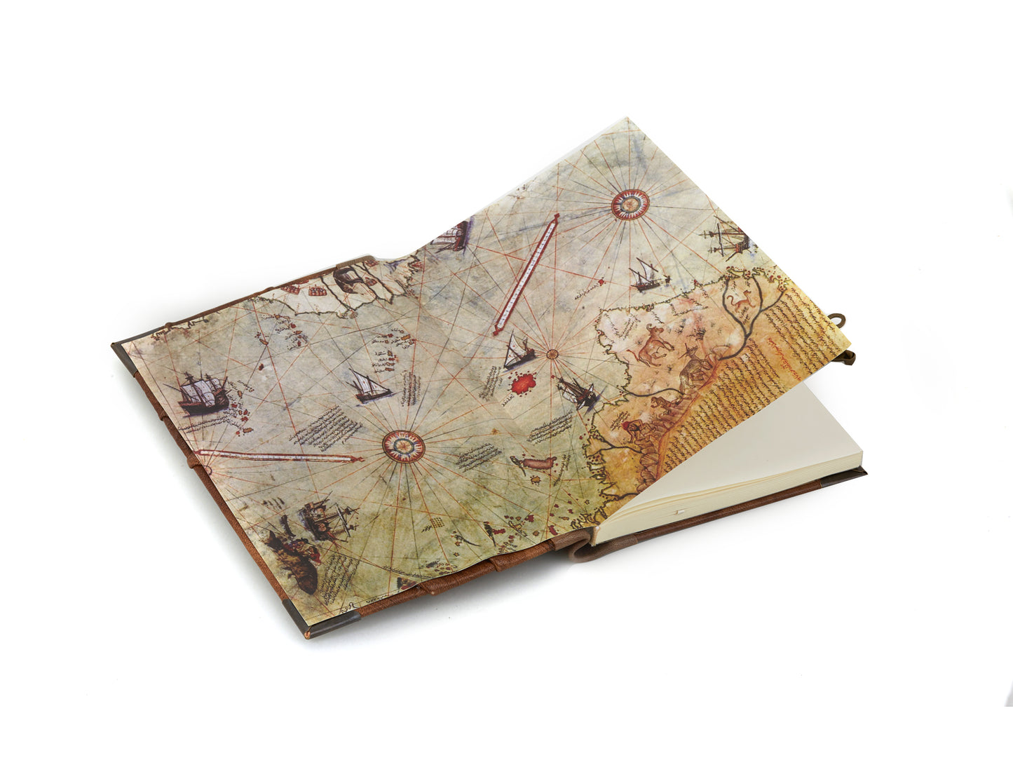 Carnet en cuir ouvert avec pages de carte ancienne et couverture à rabat