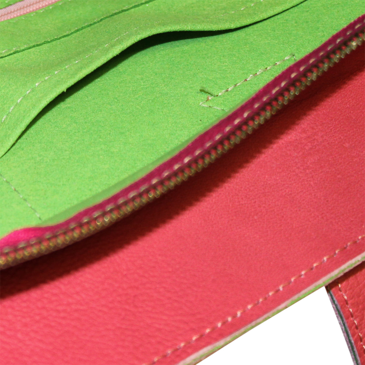 Doublure verte et bord rose du sac, passepoil et couture apparents