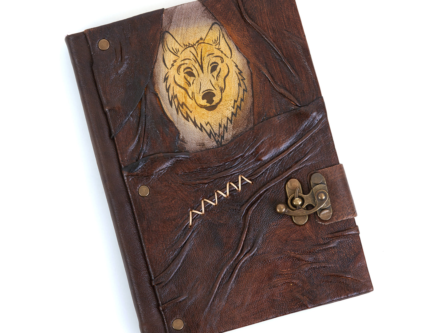 Journal en cuir brun, gros plan motif de loup doré et surpiqûres décoratives