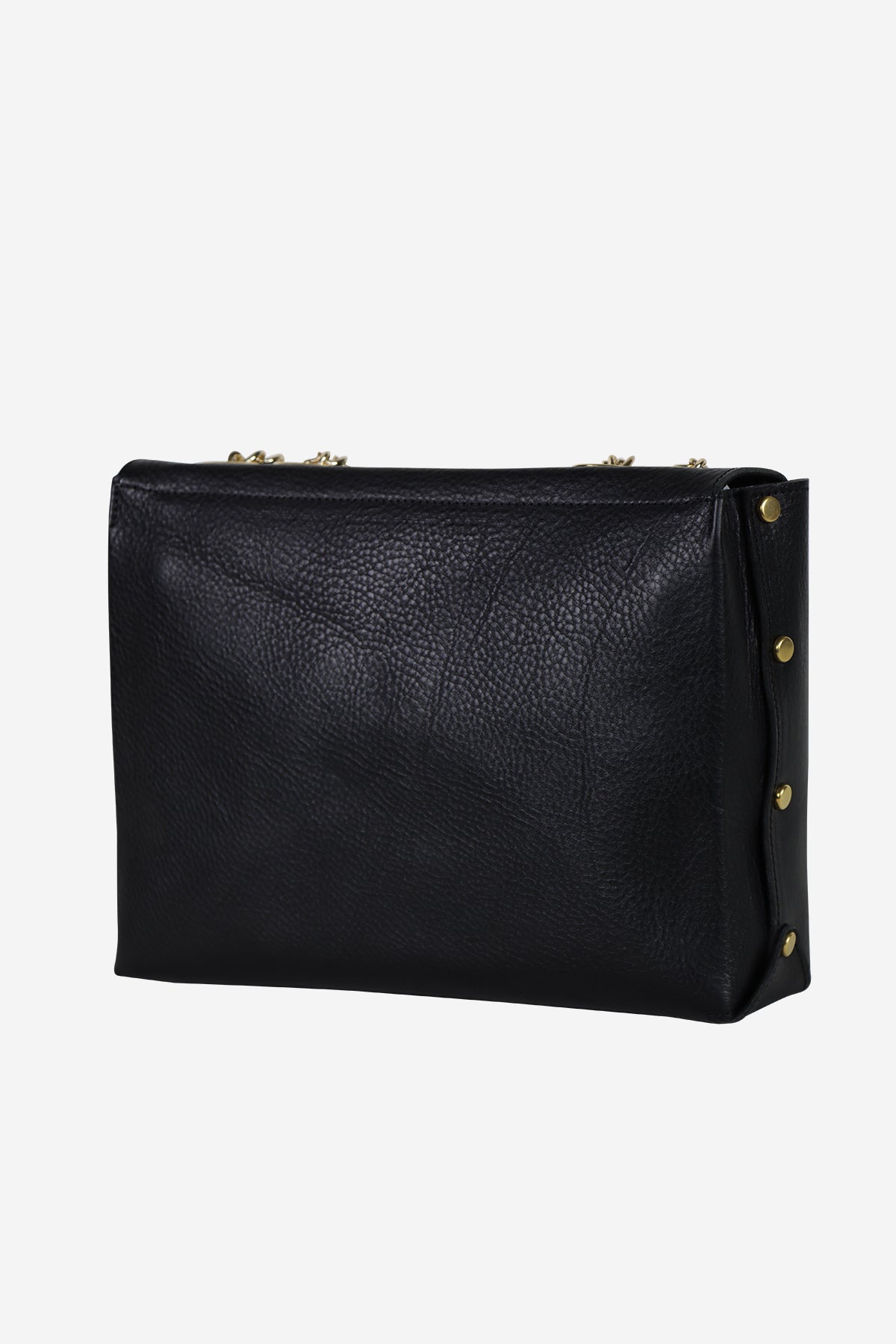 Sac en cuir noir rectangulaire, rabat simple et clous dorés sur le bord.