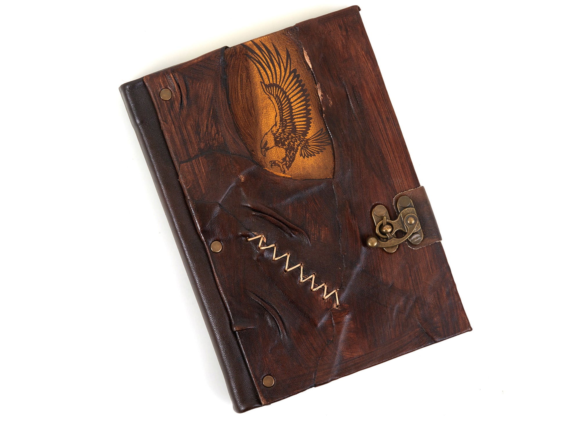 Carnet en cuir marron motif aigle doré, fermeture à boucle bronze et coutures.