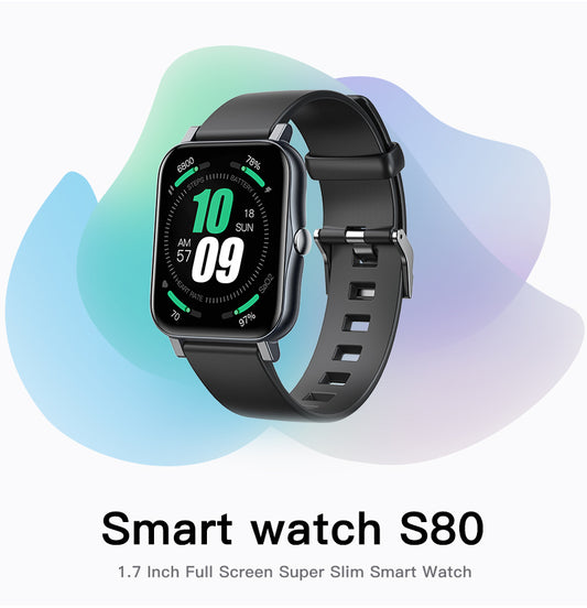 Montre connectée à écran noir et bracelet silicone noir, affichage sportif
