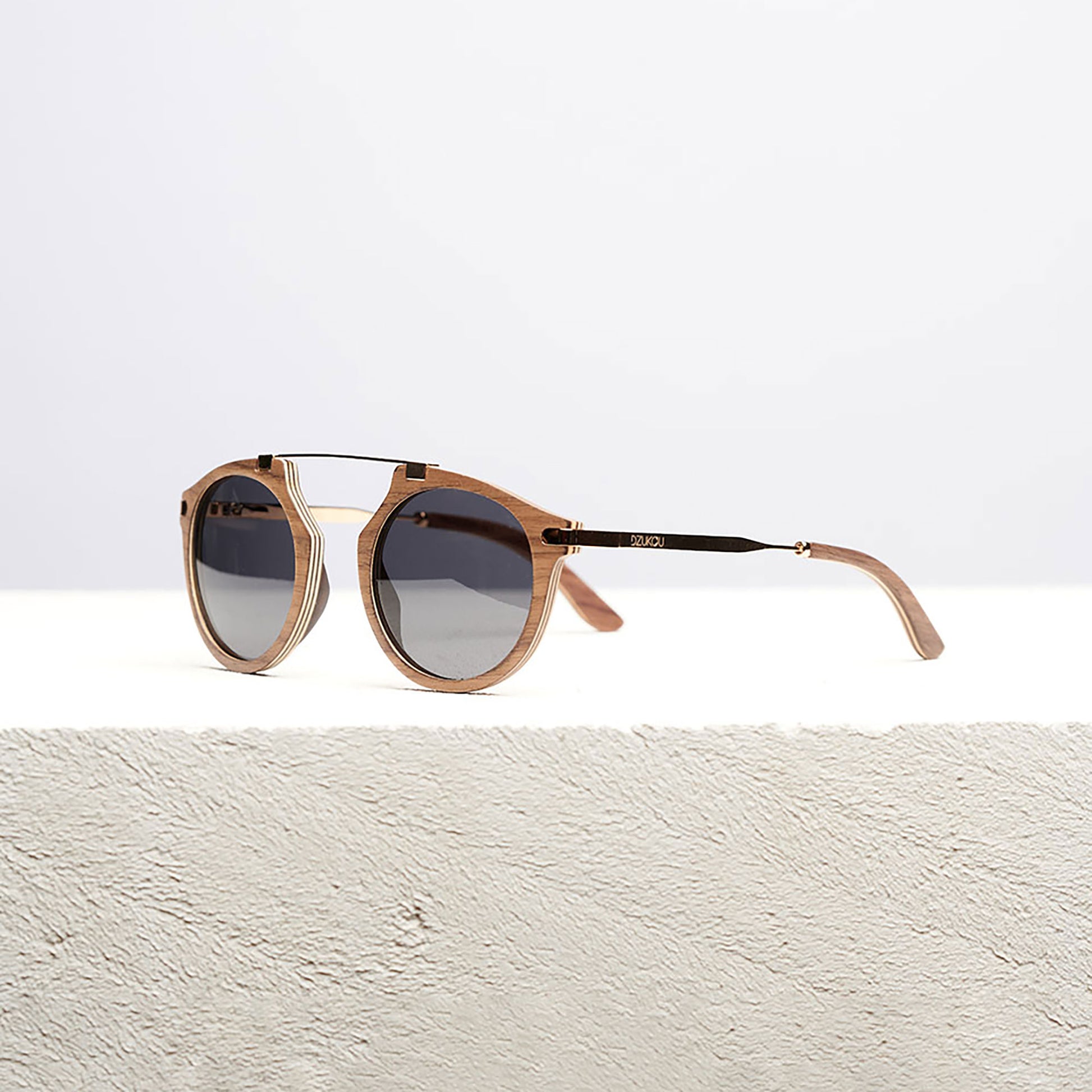 Lunettes de soleil rondes en bois clair, verres foncés et branches gainées