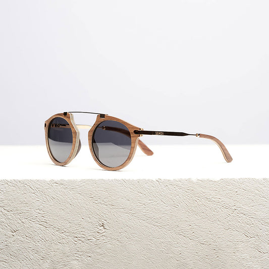 Lunettes de soleil rondes en bois clair, verres foncés et branches gainées