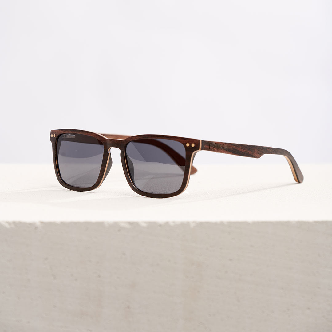 Lunettes de soleil en bois pour femme, monture brune et verres foncés