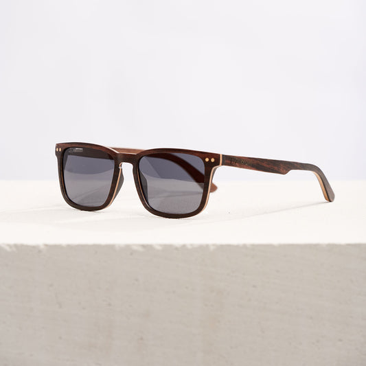 Lunettes de soleil en bois pour femme, monture brune et verres foncés
