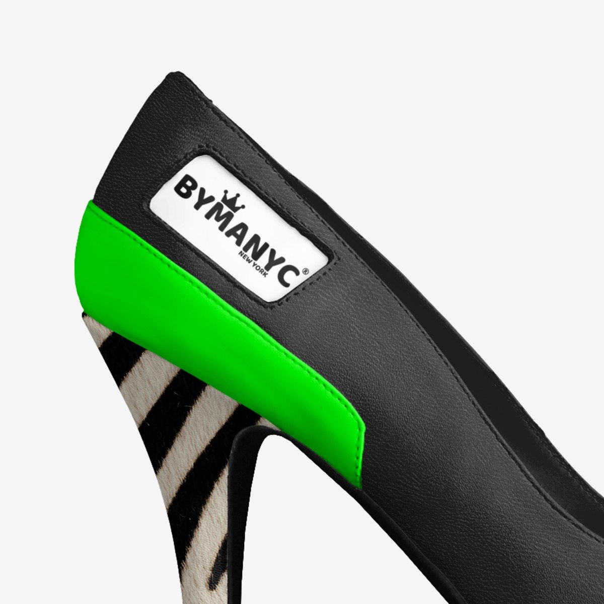 Chaussure à talon noire vue dessous: plateforme rayée zèbre avec détail vert.