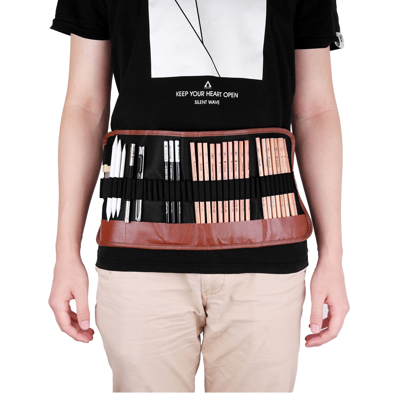 Pochette en toile brune ouverte portée, crayons graphite et fusain visibles dans le compartiment